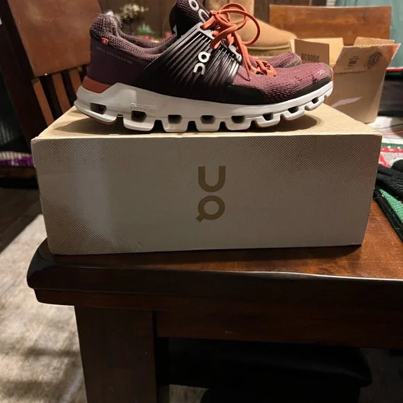 On cloud tennis shoes - Picture 3 of 6